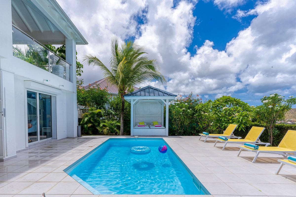 Villa Rental St Martin - The Swimming pool and chairs